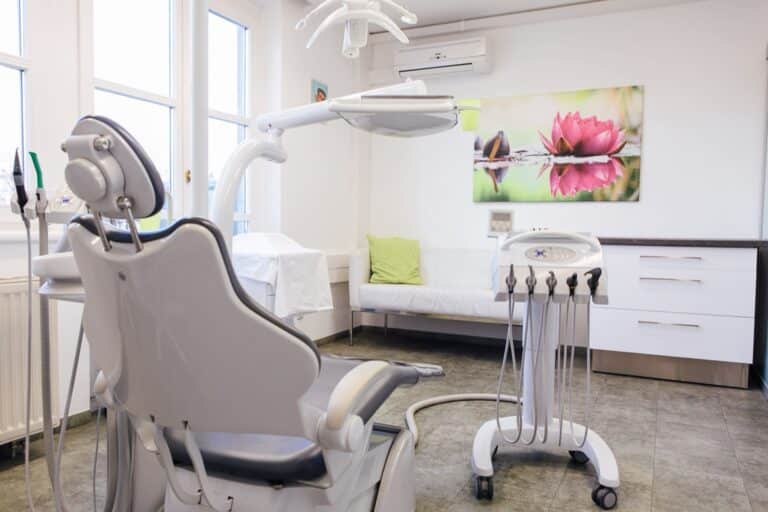 Behandlungsraum der Ordination mit medizinischer Ausstattung