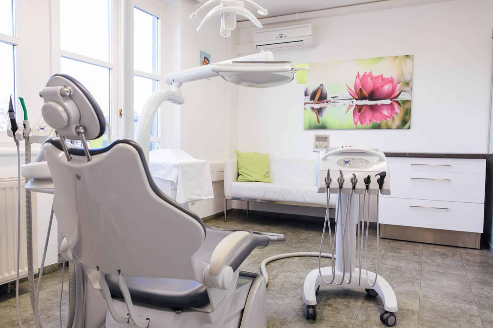 Behandlungsraum der Ordination mit medizinischer Ausstattung