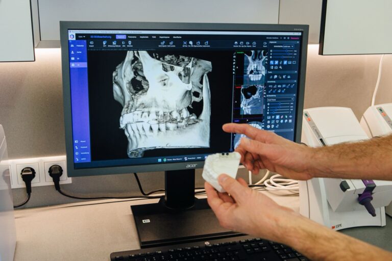 Computerbildschirm mit einem Röntgenbild von Zähnen zur diagnostischen Beurteilung