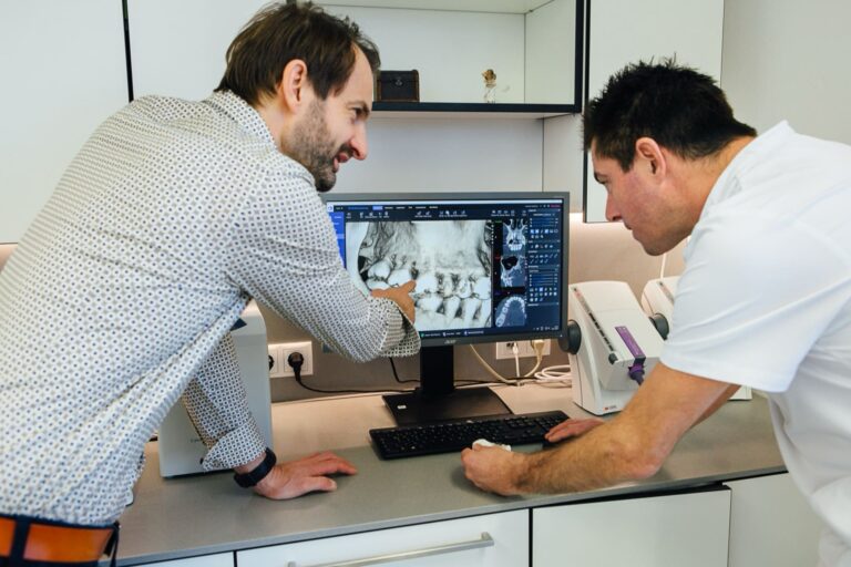 Dr. Bernd Kinast zeigt einem Patienten Befunde und erläutert die nächsten Schritte