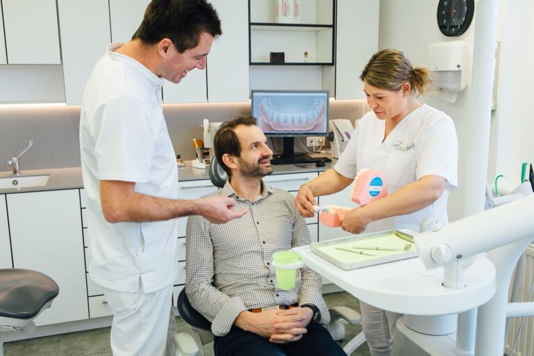 Dr. Bernd Kinast im Gespräch mit einem Patienten während einer medizinischen Beratung.