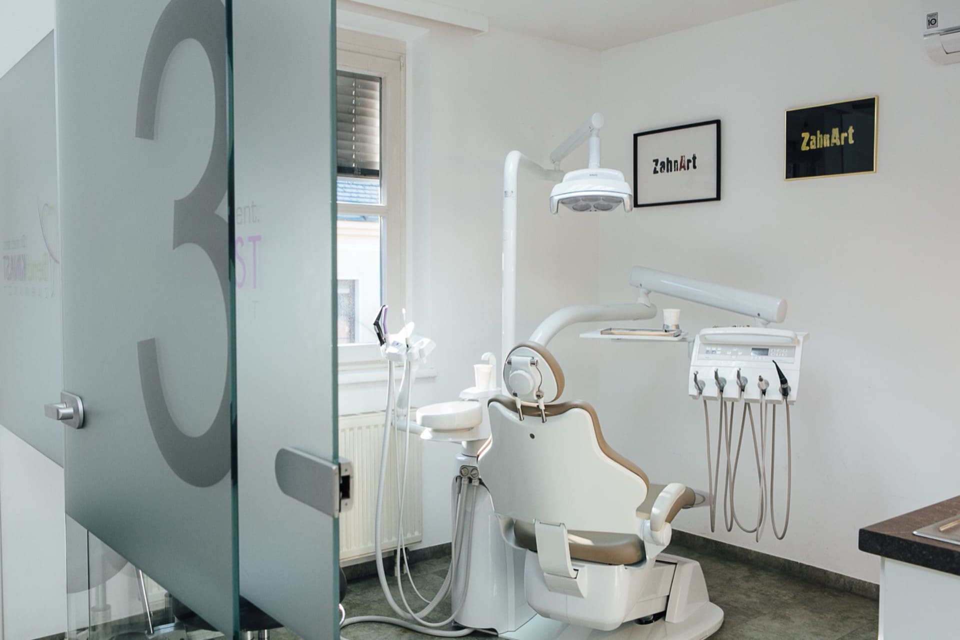 Behandlungsraum der Ordination vorbereitet für eine medizinische Untersuchung