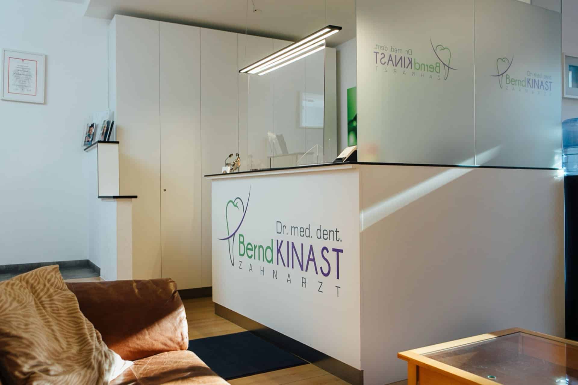 Empfang der Ordination mit übersichtlicher Theke und freundlicher Atmosphäre.