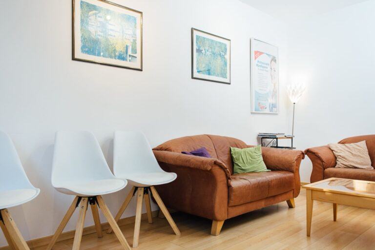 Heller Wartebereich der Ordination mit klarer, aufgeräumter Gestaltung.