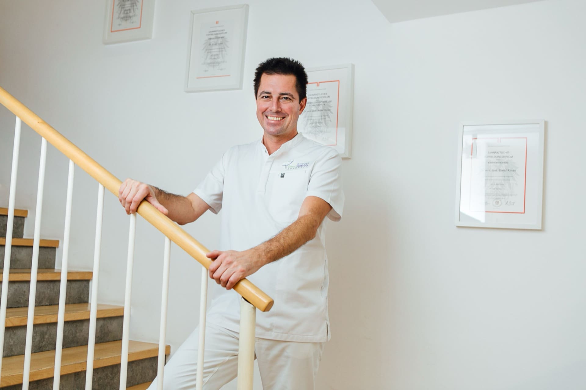 Einzelportrait von Dr. Bernd Kinast mit ruhigem, freundlichem Gesichtsausdruck