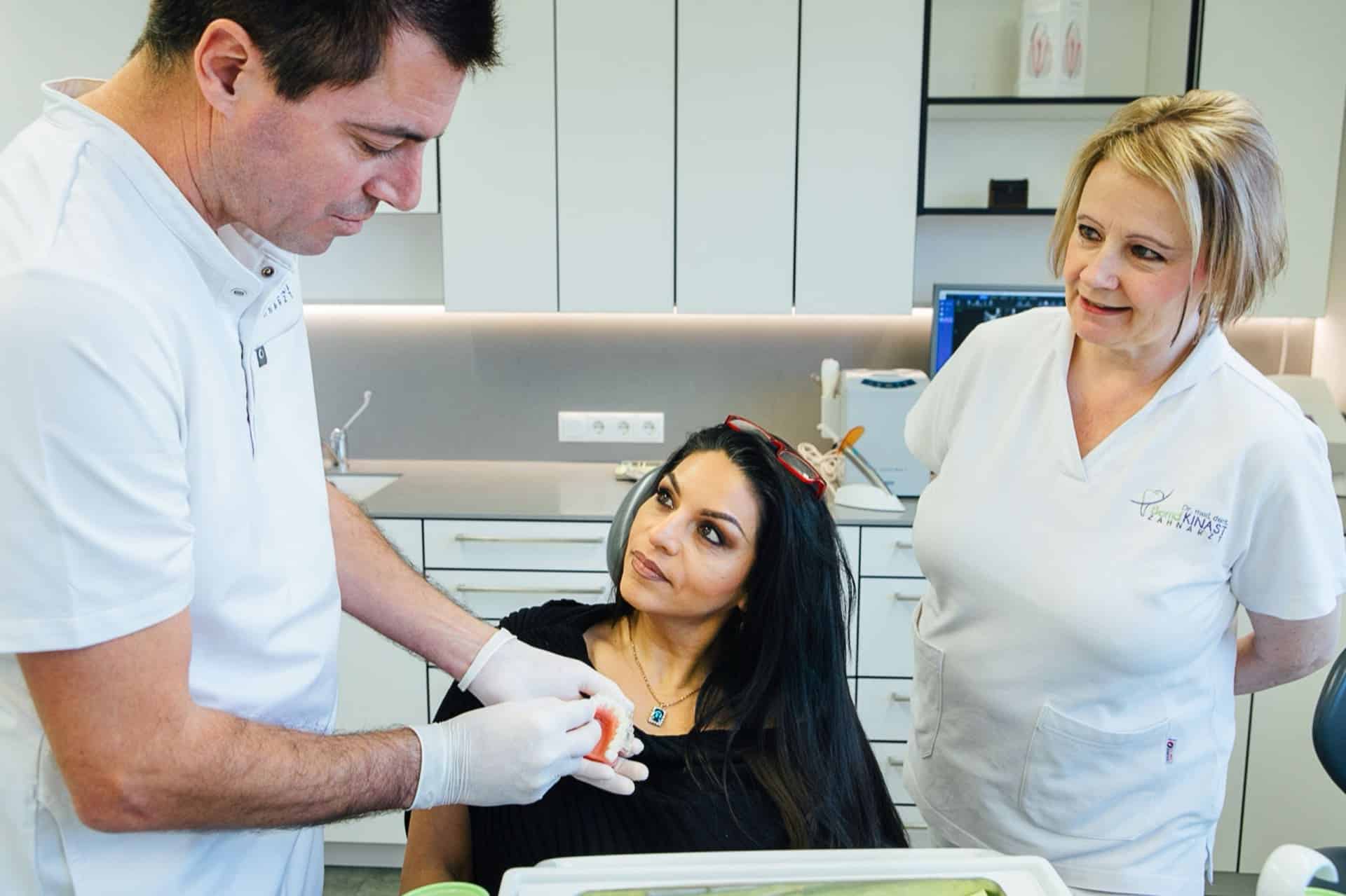 Dr. Bernd Kinast zeigt einem Patienten Befunde und erläutert die nächsten Schritte